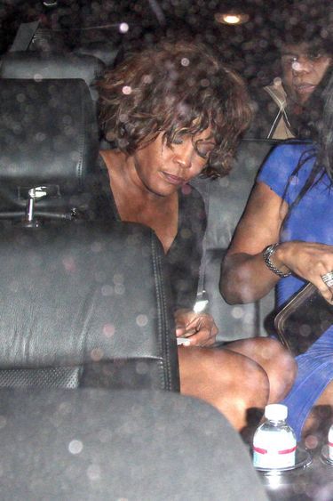 Trois jours avant sa mort, énième nuit d'ivresse. Jeudi 9 février, après un petit tour de chant avec son ami Kelly Price et beaucoup d'alcool, elle quitte le club Tru Hollywood. Ce soir là, Whitney Houston est accompagnée de sa fille Bobbi Kristina.