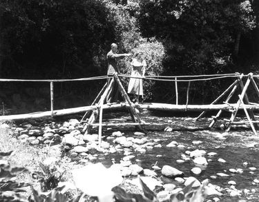 «Pour Elizabeth et Philip, le charme qu'exprime cette photo a été rompu par la fatale nouvelle. De ce pont de bois sur la rivière Sayana, ils regardent la foret équatoriale, c'est leur dernier jours de vacances.» - Paris Match n°152, 16 février 1952