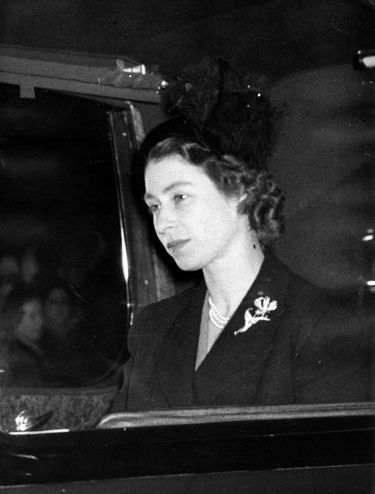 Elizabeth II à son retour en Angleterre après la mort de son père George VI.