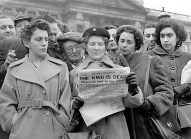 «Le 6 février, à midi, des éditions spéciales ont annoncé aux Anglais la mort du roi. Les journaux sont sortis, avec en manchette, la même phrase : "Le roi est mort"» - Paris Match n°152, 16 février 1952