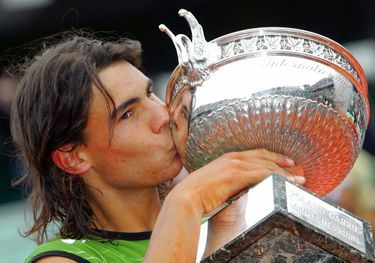 Rafael Nadal embrasse la coupe des Mousquetaires, premier trophée d’une longue série à Roland-Garros…