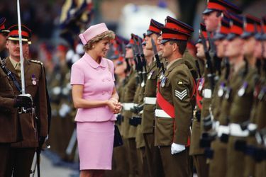 La princesse Diana passe en revue les troupes durant une visite au Princess of Wales's Royal Regiment, le 20 mai 1995
