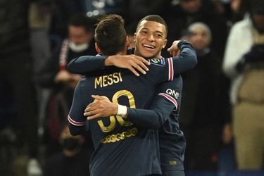 Lionel Messi, 34 ans, septuple Ballon d’or, félicite Kylian Mbappé, 23 ans dans quelques jours, pour ses deux buts victorieux contre l’AS Monaco, le 12 décembre au Parc des Princes.