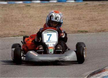 Pierre Gasly à 8 ans, sur son premier mini-kart, bricolé avec un moteur de tondeuse à gazon. Circuit d’Anneville-Ambourville, en Normandie.