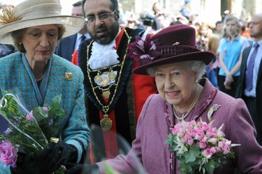 La reine Elizabeth II avec Lady Farnham à Windsor, le 30 avril 2012