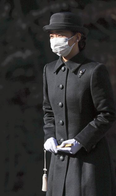 La princesse Kako du Japon vêtue de noir au cimetière impérial de Musashi à Hachioji, le 7 janvier 2022