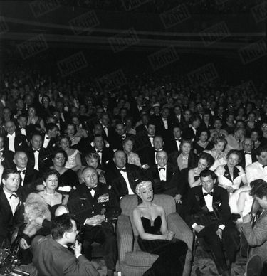 Joséphine Baker en 1956 à l’Olympia, où elle fait ses adieux au public… Avant de remonter sur scène trois ans plus tard.