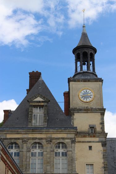 L’horloge du clocher dans la cour d’Honneur du château (Premier Empire – mouvement Lepaute)