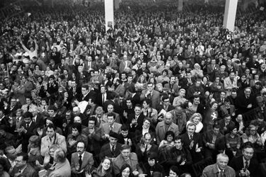 Les militants gaullistes chauffés à blanc au parc des Expositions de la porte de Versailles, lors du congrès fondateur du RPR le 5 décembre 1976.