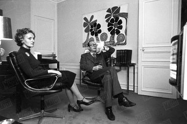 « 20 h : dans son bureau, place du Palais-Bourbon, avec sa femme, il attend devant la Tv qui va rendre compte de la naissance du R.p.r.» - Paris Match n°1438, 17 décembre 1976