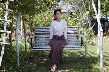 Aung San Suu Kyi dans le jardin de sa résidence.