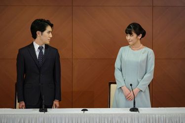 L’ex-princesse Mako du Japon et son mari Kei Komuro lors de la conférence de presse suivant leur mariage à Tokyo, le 26 octobre 2021