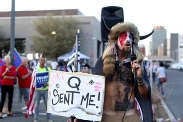 Jacob Chansley lors d'une manifestation à Phoenix, en Arizona, en novembre 2020. Il protestait contre la défaite de Donald Trump, portant la même tenue qu'au Capitole, en janvier 2021.