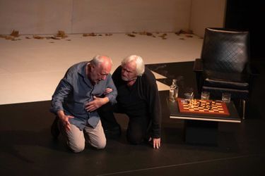 François Berléand et Niels Arestrup sur la scène du théâtre des Bouffes Parisiens.
