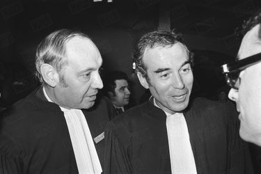 « Après le verdict, le bâtonnier Bocquillon (à g.) et M Badinter “victorieux” » - Paris Match n°1445, daté 4 février 1977