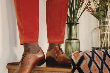 Chaussettes pied-de-poule de Bresciani, marque réputée pour ses associations de matière et de couleur. 23 euros.
