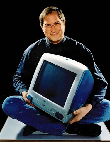 En 1998, l’iMac signe le retour de Jobs chez Apple. Ces ordinateurs tout-en-un aux formes rebondies et couleurs acidulées vont relancer la marque, qui a failli péricliter.