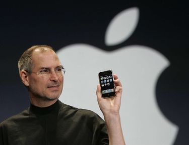 En 2001, l’iPod avait révolutionné la consommation de musique. En 2007, l’iPhone en fait autant avec la téléphonie.