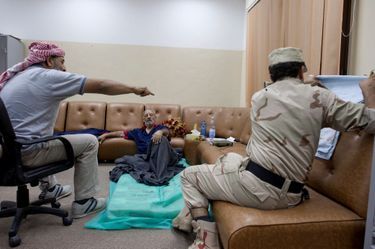 Allongé sur un matelas, Mansour Daw, le bras droit de Kadhafi, blessé par les frappes et retenu à Misrata après son arrestation.