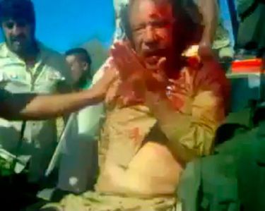Sur cet extrait d’une vidéo filmée avec un mobile, Kadhafi, malmené par les rebelles, saigne abondamment. Il ne lui reste que quelques instants à vivre.