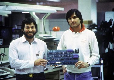 Steve Jobs (à dr.) et Steve Wozniak, dans les locaux de Mountain View, Californie, en 1978.