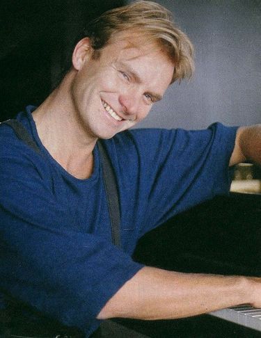 « Gordon Sumner, alias Sting, le chanteur du groupe Police cultive, à 33 ans, son image d'adolescent : “Je ne fume pas, je ne bois pas, je suis un régime et je ne passe pas une journée sans faire du sport”. » - Paris Match n°1882, 21 juin 1985