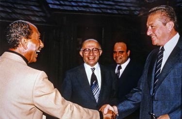 Chaleureuse poignée de main entre Anouar el-Sadate et Ezer Weizman, sous le regard de Menahem Begin à Camp David, en septembre 1978.