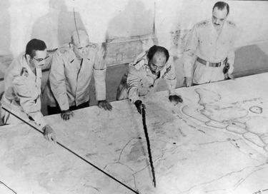 Le président égyptien Anouar el-Sadate dirigeant les opérations lors de la guerre d'octobre 1973.