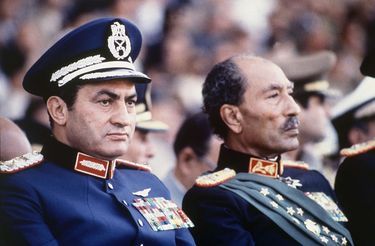 Le vice-président Hosni Moubarak, futur président égyptien, successeur d'Anouar el-Sadate, à ses côtés, quelques minutes avant son assassinat, le 6 octobre 1981.