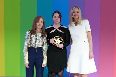 Isabelle Huppert, Nensi Dojaka, Delphine Arnault.