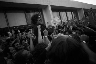 Juillet 1974, à son retour d'exil après la chute de la dictature des Colonels, Mikis Theodorakis est attendu et acclamé par la foule à l'aéroport d'Athènes.