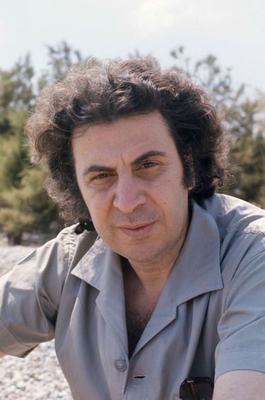 Août 1974, après la chute de la dictature des Colonels, Mikis Theodorakis revient d'exil et retrouve sa villa sur la plage de Vrachati, dans le Golfe de Corinthe.