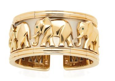 Cartier. Cette manchette en or à motif d'éléphants fabriquée par Cartier au début des années 1990 a été adjugée à son estimation basse, 10 000 euros, par Christie's.