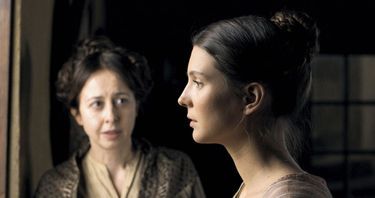 Dans le film de Marc Dugain, Valérie Bonneton incarne Mme Grandet au côté de Joséphine Japy, qui joue sa fille, Eugénie.