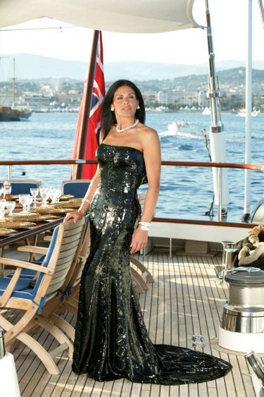 Cannes, mai 2003, la milliardaire Mouna Ayoub pose sur le pont du bateau qu'elle a racheté en 1997.