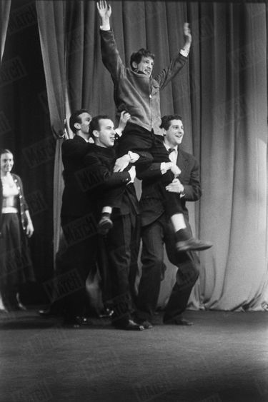 1956 : le jury le boude mais ses camarades Dominique Rozan, Michel Beaune et Victor Garrivier le portent en triomphe sur la scène du théâtre de l’Odéon.