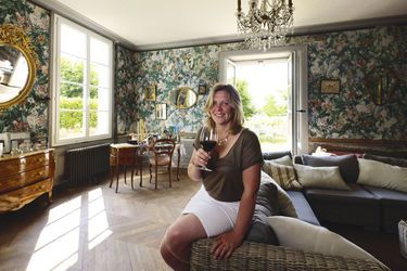 Dans sa première vie, la Belge Martine Budé ne connaissait rien au vin. Dès son premier millésime, en 2015, elle s'est affirmée comme une vigneronne d'exception.