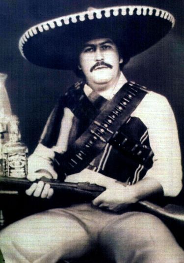 Pablo Escobar déguisé en Pancho Villa, le hors-la-loi héros de la révolution mexicaine. Cette photo, prise dans les années 1980, a été retrouvée dans l'Hacienda Nápoles, la maison du trafiquant cachée au cœur de la jungle, en Colombie.