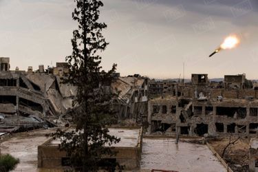 Syrie, 2015, un missile incendiaire embrase les décombres. L’artillerie au cœur de la ville. Située dans l’est de la capitale, Jobar est une enclave rebelle depuis février 2013. Des civils y vivent toujours. Le 25 octobre 2015, l’armée, fidèle à Bachar El-Assad, lance un missile sol-air sur des immeubles déjà en ruine. Deux cents mètres seulement séparent les loyalistes des islamistes du Front Al-Nosra.
