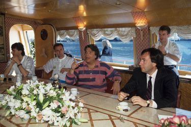 Dix jours avant la finale, Bernard Tapie avait invité les joueurs de l'OM à se détendre sur son voilier, le "Phocéa", au large de Marseille.
