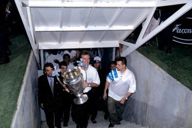 Au lendemain de la victoire, le 27 mai 1993, Bernard Tapie et les joueurs de l'O.M. présentent la Coupe d'Europe au Stade Vélodrome de Marseille.