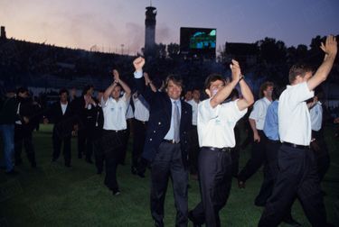 Au lendemain de la victoire, le 27 mai 1993, Bernard Tapie et les joueurs de l'O.M. présentent la Coupe d'Europe au Stade Vélodrome de Marseille.