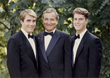En 1989, lors du mariage de son fils aîné (à dr.). Avec Andreww, le cadet, qui mourra d'un cancer en 2014. A l'époque, tous deux travaillent pour leur père.
