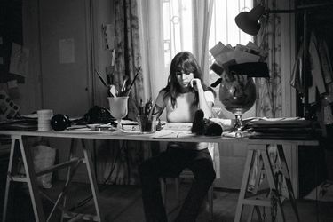 Devenue styliste, Victoire prépare le défilé du bal "April in Paris" en 1967.