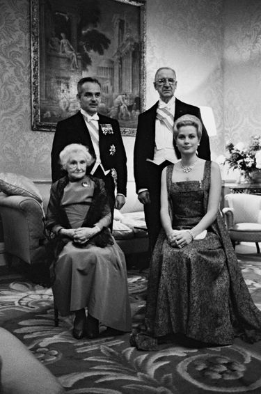 Le prince Rainier II et la princesse Grace de Monaco avec le président irlandais Eamon de Valera and sa femme Sinead Bean à Dublin, lors de leur visite d’Etat de juin 1961