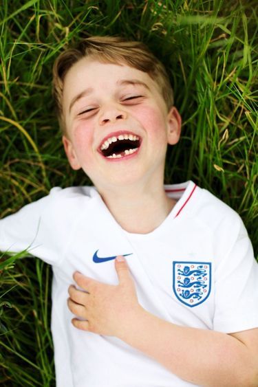 Sous l’objectif de sa mère, à Kensington Palace, le 21 juillet 2019. Il porte le maillot de l’équipe d’Angleterre de football