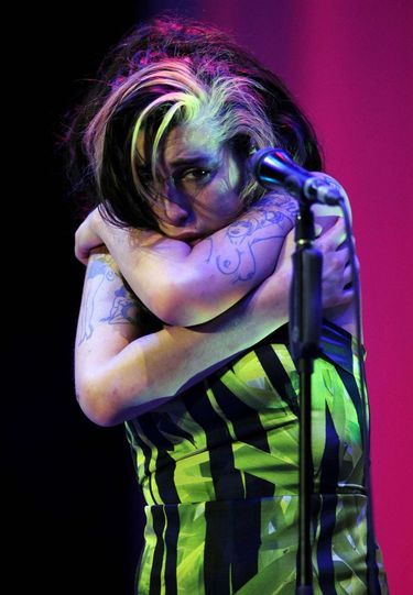 Amy Winehouse, dans le parc de Kalemegdan, à Belgrade, le 18 juin 2011, un mois avant sa mort. Ivre, incapable de chanter, elle finit son dernier concert sous les huées.