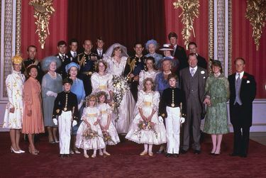 Photo de famille après le mariage du prince Charles et de lady Di. A la droite de celle qui est devenue S.A.R. la princesse de Galles, les membres de la royauté britannique: le prince Philip époux de la reine Elizabeth II (en bleu), Andrew d'York et Edward de Wessex, les frères de Charles, la reine-mère, Elizabeth Bowes-Lyon alias Queen Mum, les princesses royales Margaret, sœur de la reine, et Anne, sœur de Charles, accompagnée de son époux Mark Phillips. A la gauche du prince de Galles, la famille de la mariée: notamment lady Fermoy, sa grand-mère, Frances Shand-Kydd, sa mère juste devant lady Jane Fellowes et Charles Spencer, sœur et frère de Diana ainsi que lord Edward Spencer, son père au bras de sa fille aînée, lady Sarah McCorquodale (en vert).