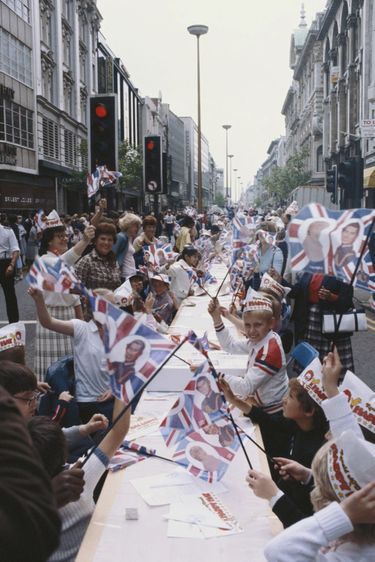 "Street Party" à Oxford Street, à Londres, pour le mariage du prince Charles et Lady Diana Spencer, le 29 juillet 1981.