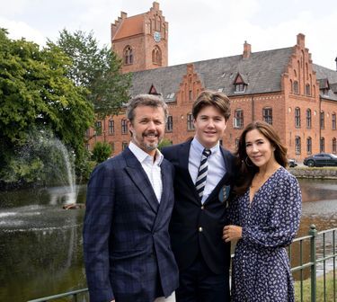 Le prince Christian de Danemark avec ses parents le prince Frederik et la princesse Mary dans sa nouvelle école, le 10 août 2021